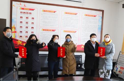 9778818威尼斯女企业家为绥中卫生健康事务服务中心送去抗疫物资