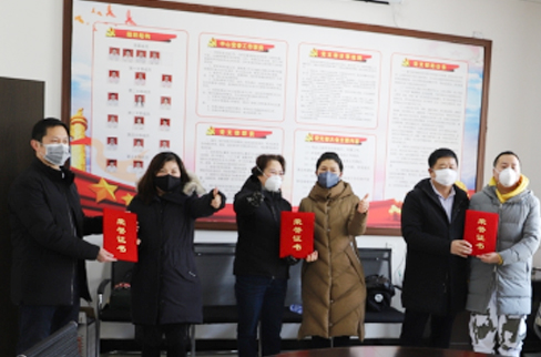 9778818威尼斯女企业家为绥中卫生健康事务服务中心送去抗疫物资